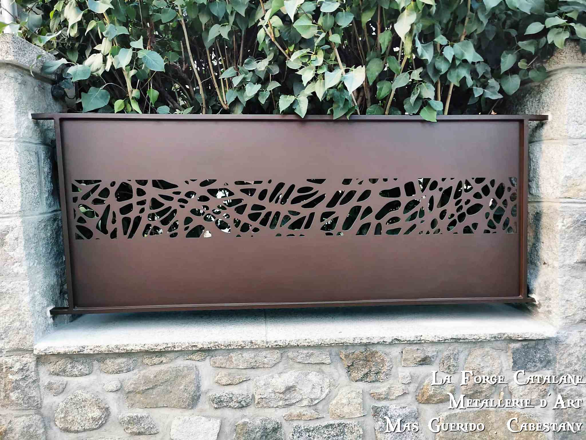 rehausse de cloture avec motif en decoupe laser thermolaque couleur rouille forge catalane.jpg